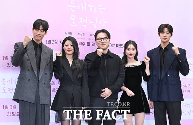 배우 홍민기 남지현, 함영걸 감독, 배우 한소은 문상민(왼쪽부터)이 30일 오후 3시 서울 마포구 상암 스탠포드 호텔에서 열린 KBS2 새 토일 미니시리즈 '은애하는 도적님아' 제작발표회에 참석해 다양한 이야기를 나눴다. /서예원 기자