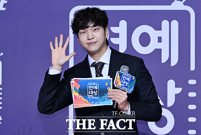 개그맨 유재필이 30일 오후 서울 마포구 SBS 프리즘타워에서 열린 'SBS 연예대상 포토월에 참석해 포즈를 취하고 있다. /박헌우 기자