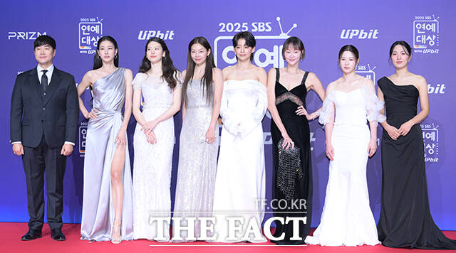 골 때리는 그녀들 배성재와 이현이, 김진경, 송해나, 정혜인, 이혜정, 박하얀, 박승희(왼쪽부터)가 30일 오후 서울 마포구 SBS 프리즘타워에서 열린 'SBS 연예대상 포토월에 참석해 포즈를 취하고 있다. /박헌우 기자