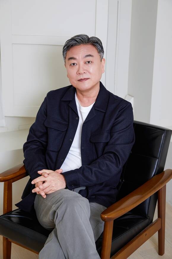 배우 김의성이 최근 서울 강남구 한 카페에서 <더팩트>와 만나 SBS 금토드라마 '모범택시' 시즌3와 관련된 이야기를 나눴다. /안컴퍼니