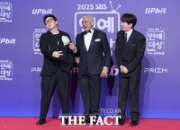  블랙 슈트로 멋낸  '마이턴 아죠씨들' [TF사진관]