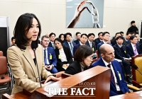  질의에 답변하는 김진아 외교부 2차관 [포토]