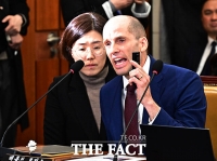  동시통역기 거부하다가 경고 받은 해롤드 로저스 쿠팡 대표이사 [TF사진관]