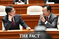  의원총회에서 대화 나누는 송언석-유상범 [포토]