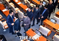  의원들과 인사하는 정청래 대표 [포토]