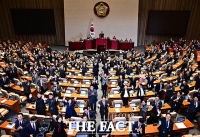  '새해 복 많이 받으세요'...2025년 마지막 본회의 마친 국회 [TF사진관]
