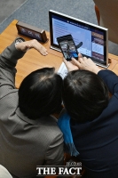  '올해 마지막 본회의를 마치며' 기념촬영 하는 추미애-서영교 [포토]