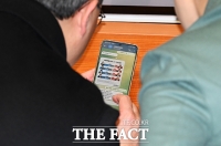  서울시장 여론조사 확인하는 박정하 의원 [포토]