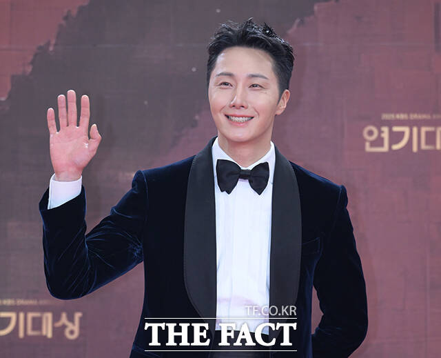 배우 정일우가 31일 오후 서울 영등포구 여의도 KBS 신관에서 열린 'KBS 연기대상' 포토월에 참석해 포즈를 취하고 있다. /박헌우 기자