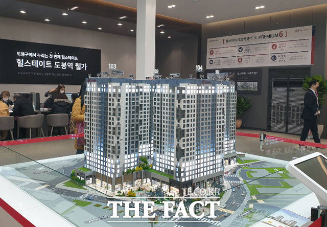 국세청은 31일 오피스텔 133만호, 상가 116만호 등 249만호에 대한 기준시가 정기고시를 했다. 오피스텔 기준시가는 전년 대비 평균 0.63% 하락했고 상업용 건물도 전년 대비 평균 0.68% 내려갔다. 사진은 오피스텔 견본주택. /더팩트 DB