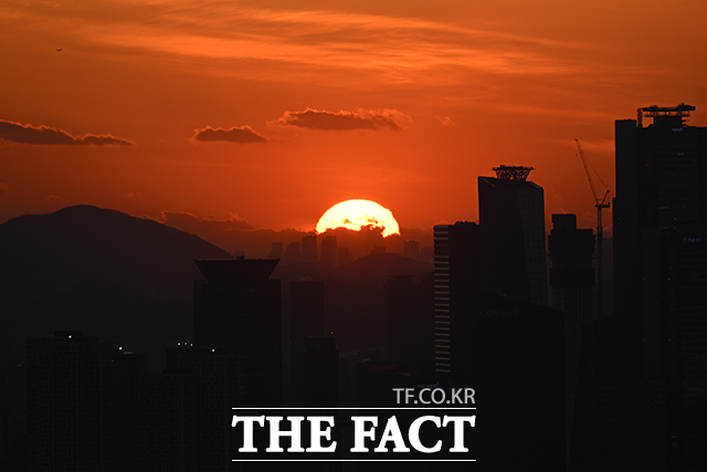2025년 마지막 날인 31일 오후 서울 용산구 남산에서 바라본 태양이 도심 너머로 저물고 있다. /송호영 기자