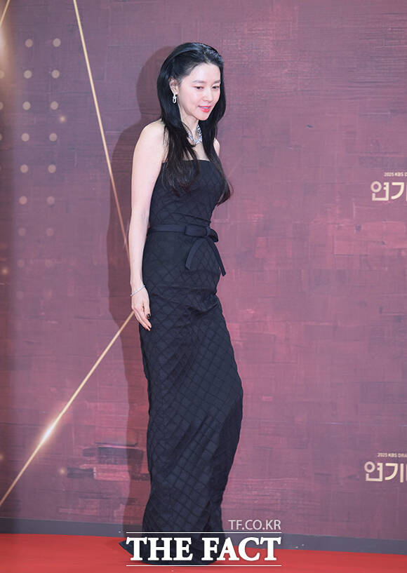 배우 이영애가 31일 오후 서울 영등포구 여의도 KBS 신관에서 열린 'KBS 연기대상' 포토월에 참석해 포즈를 취하고 있다. /박헌우 기자