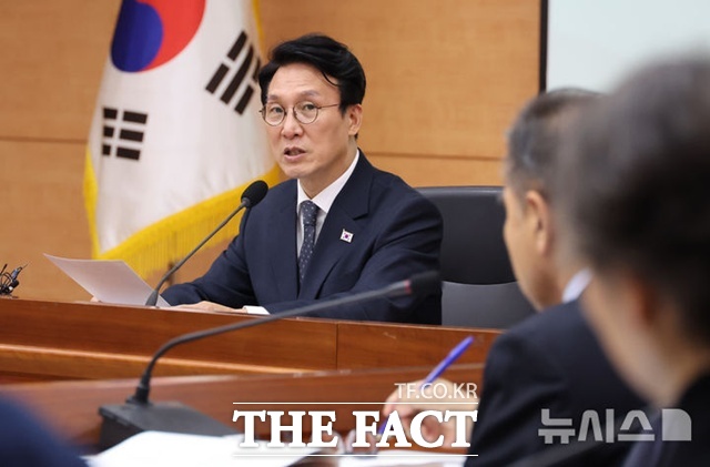 대통령 직속 2050 탄소중립녹색성장위원회가 내년 1월 1일부터 ‘국가기후위기대응위원회’(기후위)로 명칭이 변경된다고 총리실이 31일 밝혔다. 사진은 김민석 국무총리가 지난 11월 10일 서울 종로구 정부서울청사에서 열린 탄소중립녹색성장위원회 전체회의에 참석해 발언하는 모습이다. /뉴시스