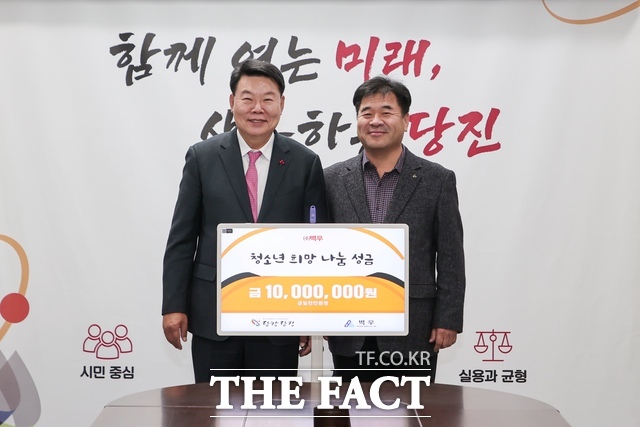 벽우가 30일 당진시청 접견실에서 어려운 이웃돕기 성금 1000만 원을 당진시에 기탁했다. /당진시