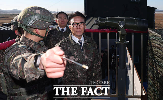 김민석 국무총리가 31일 오전 군사대비태세 점검 및 장병 격려차 경기도 파주시 육군 9사단 임진강대대를 방문해 철책을 점검하고 있다. /파주=임영무 기자