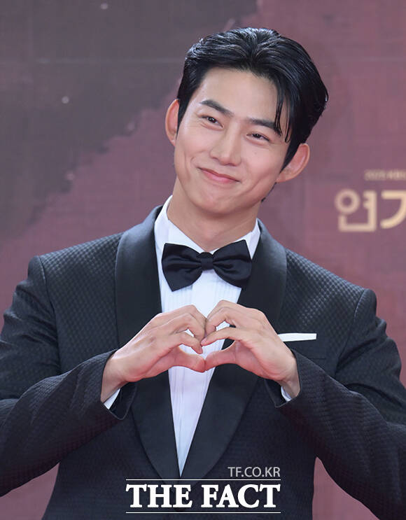 배우 옥택연이 31일 오후 서울 영등포구 여의도 KBS 신관에서 열린 'KBS 연기대상' 포토월에 참석해 포즈를 취하고 있다. /박헌우 기자