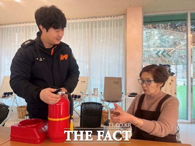 영광소방서 관계자가 관내 농어촌민박 운영자를 대상으로 분말 소화기를 전달하며 화재 예방 안전교육을 실시하고 있다. /영광군