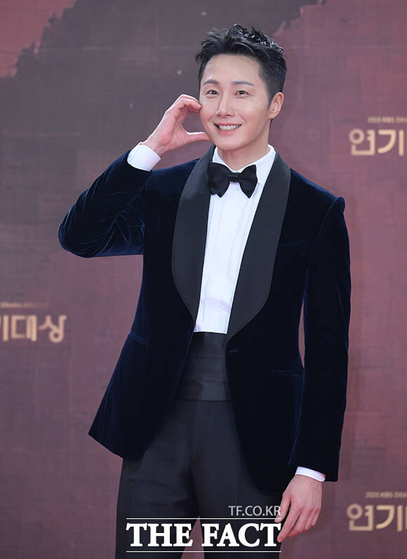 배우 정일우가 31일 오후 서울 영등포구 여의도 KBS 신관에서 열린 'KBS 연기대상' 포토월에 참석해 포즈를 취하고 있다. /박헌우 기자