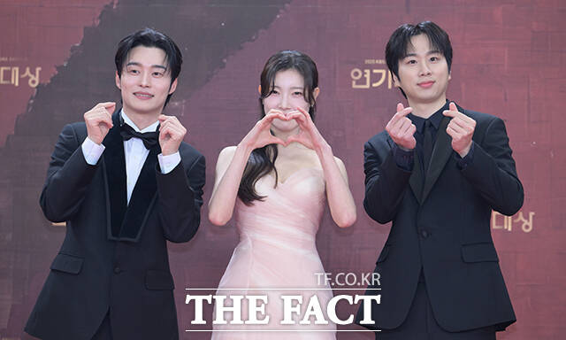 배우 양대혁과 김아영 문동혁(왼쪽부터)이 31일 오후 서울 영등포구 여의도 KBS 신관에서 열린 'KBS 연기대상' 포토월에 참석해 포즈를 취하고 있다. /박헌우 기자