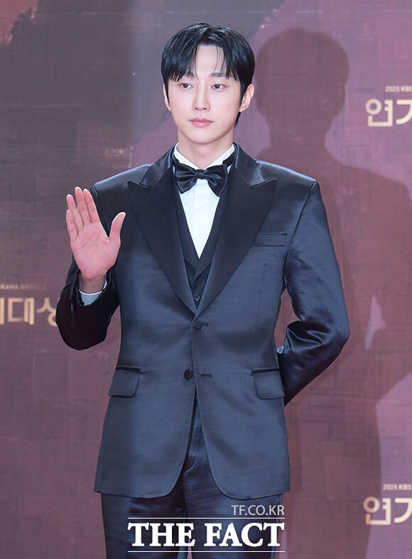 배우 진영이 31일 오후 서울 영등포구 여의도 KBS 신관에서 열린 'KBS 연기대상' 포토월에 참석해 포즈를 취하고 있다. /박헌우 기자