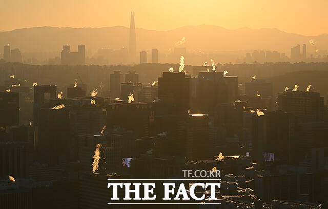 전국 대부분 지역 아침 기온이 영하권을 보인 26일 오전 서울 도심 빌딩에서 난방 수증기가 피어오르고 있다. /박헌우 기자