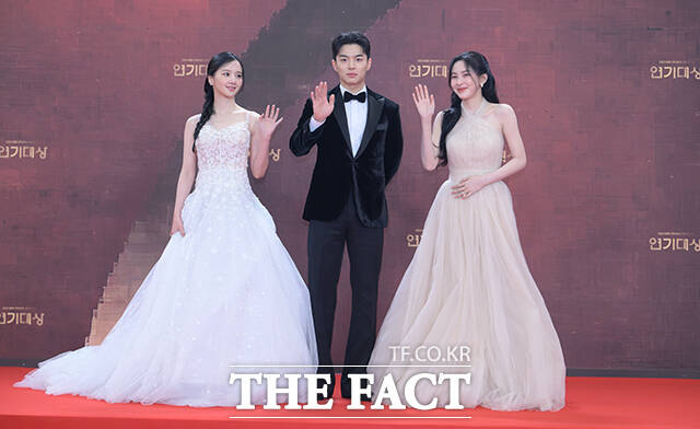 배우 박정연과 손상연, 신수현(왼쪽부터)이 31일 오후 서울 영등포구 여의도 KBS 신관에서 열린 'KBS 연기대상' 포토월에 참석해 포즈를 취하고 있다. /박헌우 기자