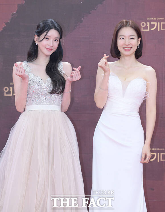 배우 이효나(왼쪽)와 이시아가 31일 오후 서울 영등포구 여의도 KBS 신관에서 열린 'KBS 연기대상' 포토월에 참석해 포즈를 취하고 있다. /박헌우 기자