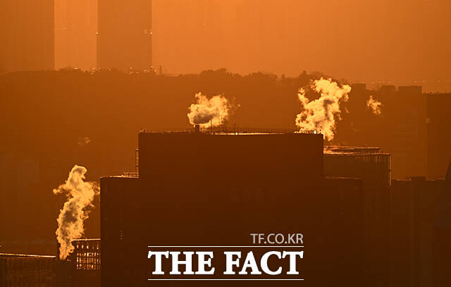 전국 대부분 지역 아침 기온이 영하권을 보인 26일 오전 서울 도심 빌딩에서 난방 수증기가 피어오르고 있다. /박헌우 기자