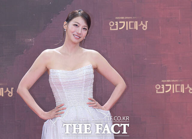 배우 유인영이 31일 오후 서울 영등포구 여의도 KBS 신관에서 열린 'KBS 연기대상' 포토월에 참석해 포즈를 취하고 있다. /박헌우 기자