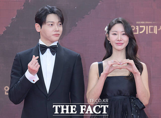 배우 권도형(왼쪽)과 한그루가 31일 오후 서울 영등포구 여의도 KBS 신관에서 열린 'KBS 연기대상' 포토월에 참석해 포즈를 취하고 있다. /박헌우 기자