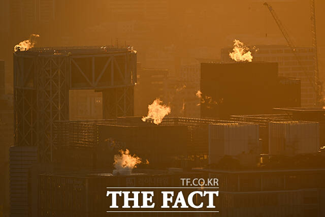 전국 대부분 지역 아침 기온이 영하권을 보인 26일 오전 서울 도심 빌딩에서 난방 수증기가 피어오르고 있다. /박헌우 기자