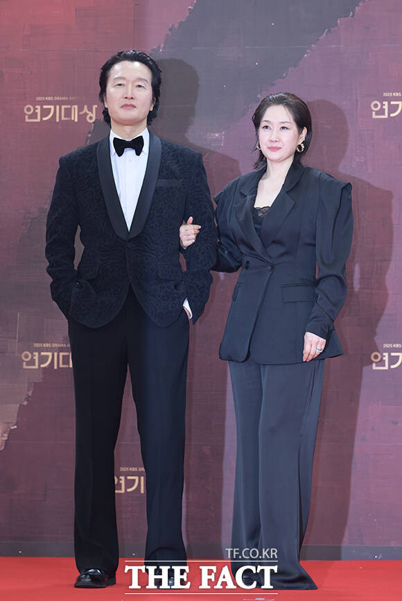 배우 최병모(왼쪽)와 배해선이 31일 오후 서울 영등포구 여의도 KBS 신관에서 열린 'KBS 연기대상' 포토월에 참석해 포즈를 취하고 있다. /박헌우 기자