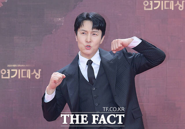 배우 김동완이 31일 오후 서울 영등포구 여의도 KBS 신관에서 열린 'KBS 연기대상' 포토월에 참석해 포즈를 취하고 있다. /박헌우 기자