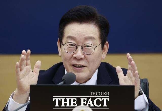 청와대는 내년 1월부터 청와대뿐 아니라 47개 모든 부처 대상으로 정책 생중계를 확대한다고 31일 밝혔다. 이재명 대통령이 16일 세종시 정부세종청사에서 열린 국무회의에서 발언하고 있다. /뉴시스