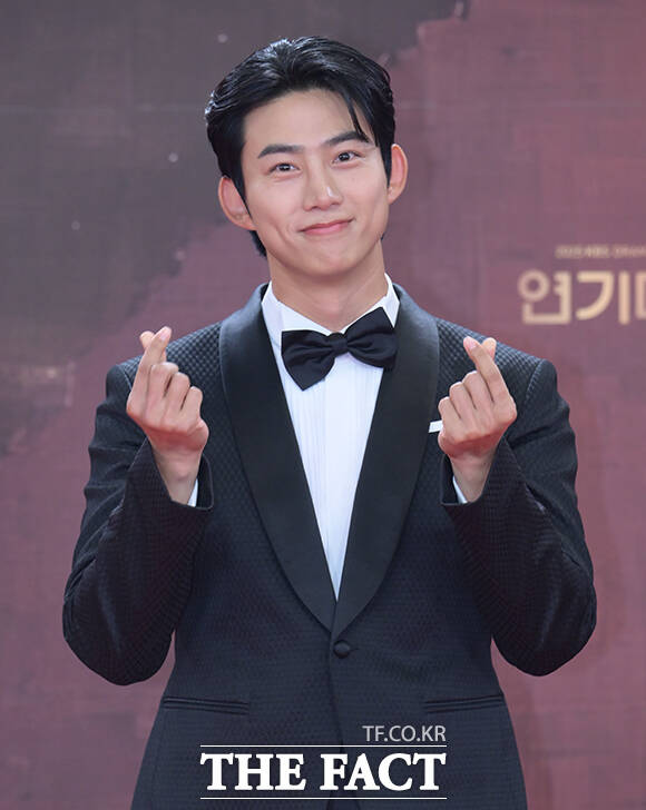 배우 옥택연이 31일 오후 서울 영등포구 여의도 KBS 신관에서 열린 'KBS 연기대상' 포토월에 참석해 포즈를 취하고 있다. /박헌우 기자