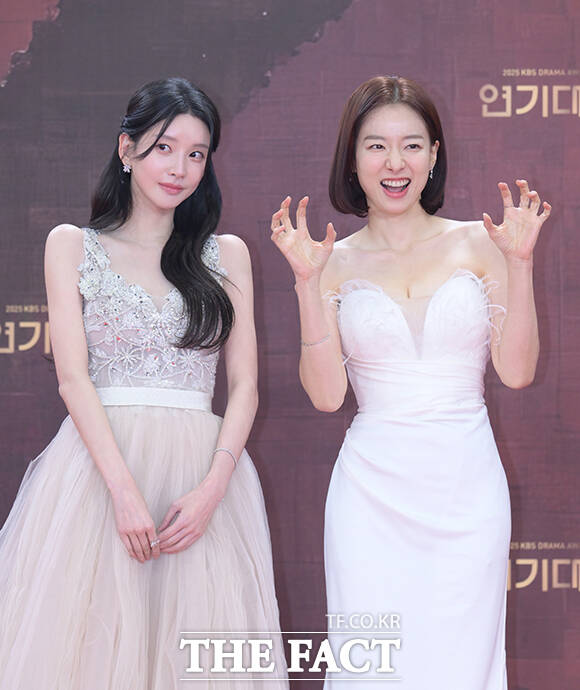 배우 이효나(왼쪽)와 이시아가 31일 오후 서울 영등포구 여의도 KBS 신관에서 열린 'KBS 연기대상' 포토월에 참석해 포즈를 취하고 있다. /박헌우 기자