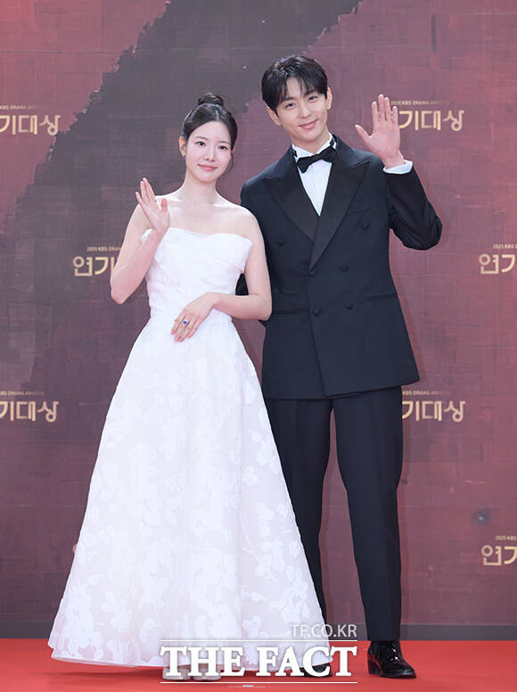 배우 하승리(왼쪽)와 현우가 31일 오후 서울 영등포구 여의도 KBS 신관에서 열린 'KBS 연기대상' 포토월에 참석해 포즈를 취하고 있다. /박헌우 기자