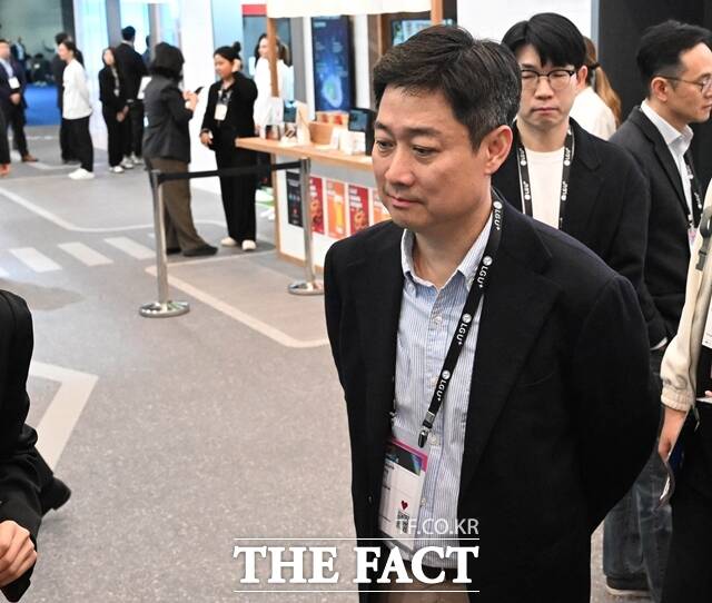 LG유플러스는 임원 참여 사회공헌 기금의 누적액이 3억5000만원을 돌파했다고 31일 밝혔다. 사진은 홍범식 LG유플러스 CEO. /더팩트 DB