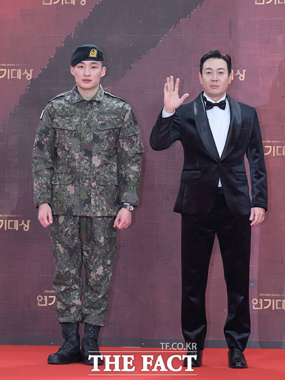 배우 권지우(왼쪽)와 박용우가 31일 오후 서울 영등포구 여의도 KBS 신관에서 열린 'KBS 연기대상' 포토월에 참석해 포즈를 취하고 있다. /박헌우 기자