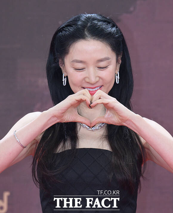 배우 이영애가 31일 오후 서울 영등포구 여의도 KBS 신관에서 열린 'KBS 연기대상' 포토월에 참석해 포즈를 취하고 있다. /박헌우 기자