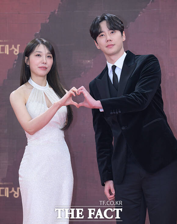 배우 정은지(왼쪽)와 이준영이 31일 오후 서울 영등포구 여의도 KBS 신관에서 열린 'KBS 연기대상' 포토월에 참석해 포즈를 취하고 있다. /박헌우 기자