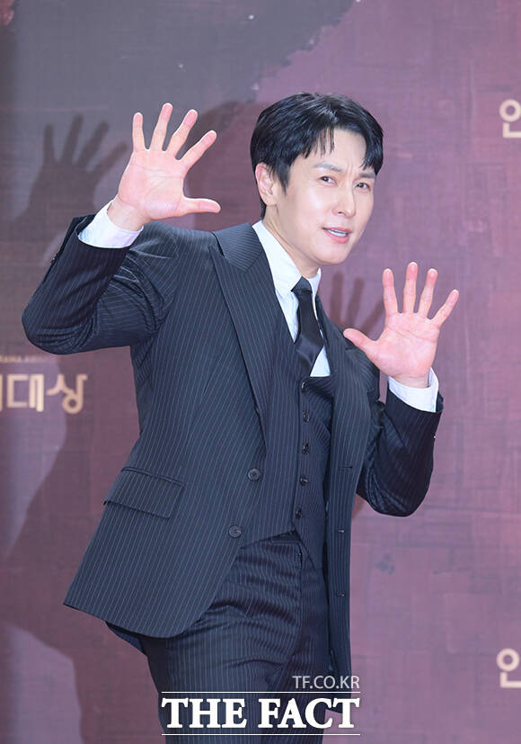 배우 김동완이 31일 오후 서울 영등포구 여의도 KBS 신관에서 열린 'KBS 연기대상' 포토월에 참석해 포즈를 취하고 있다. /박헌우 기자