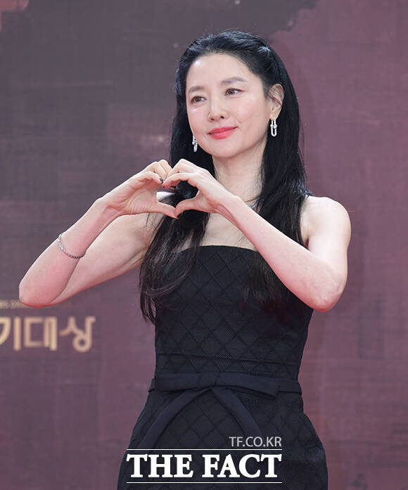 배우 이영애가 31일 오후 서울 영등포구 여의도 KBS 신관에서 열린 'KBS 연기대상' 포토월에 참석해 포즈를 취하고 있다. /박헌우 기자