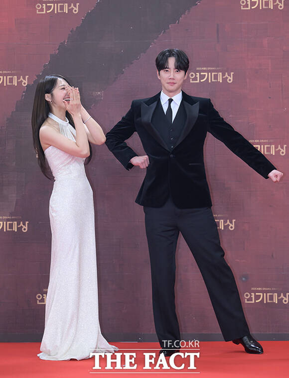 배우 정은지(왼쪽)와 이준영이 31일 오후 서울 영등포구 여의도 KBS 신관에서 열린 'KBS 연기대상' 포토월에 참석해 포즈를 취하고 있다. /박헌우 기자