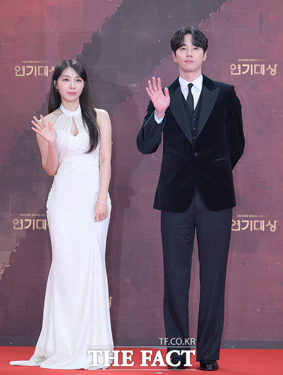 배우 정은지(왼쪽)와 이준영이 31일 오후 서울 영등포구 여의도 KBS 신관에서 열린 'KBS 연기대상' 포토월에 참석해 포즈를 취하고 있다. /박헌우 기자