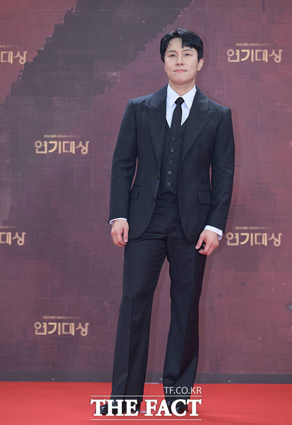 배우 김동완이 31일 오후 서울 영등포구 여의도 KBS 신관에서 열린 'KBS 연기대상' 포토월에 참석해 포즈를 취하고 있다. /박헌우 기자