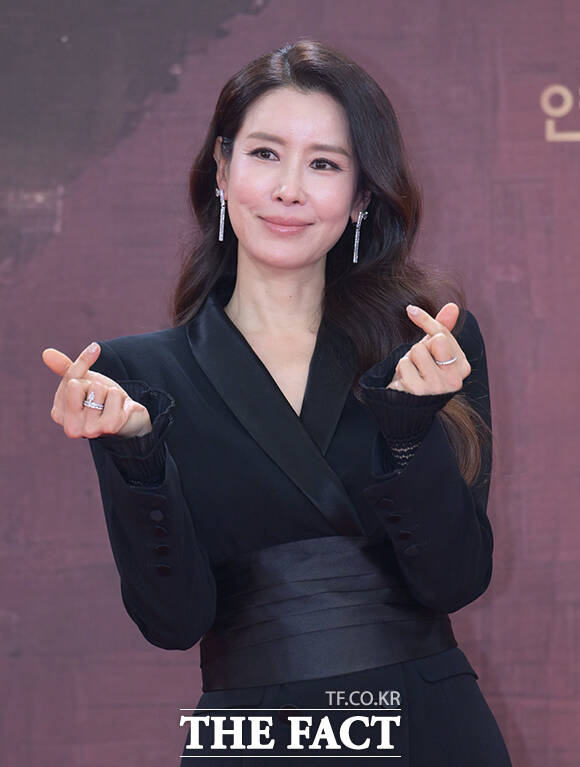 배우 이태란이 31일 오후 서울 영등포구 여의도 KBS 신관에서 열린 'KBS 연기대상' 포토월에 참석해 포즈를 취하고 있다. /박헌우 기자