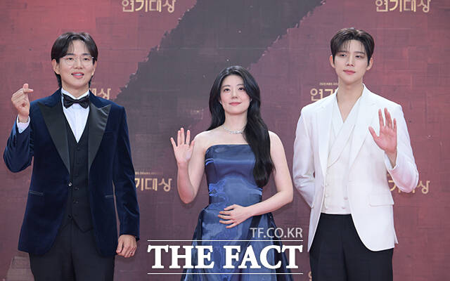 'KBS 연기대상' MC를 맡은 장성규와 남지현, 문상민(왼쪽부터)이 31일 오후 서울 영등포구 여의도 KBS 신관에서 열린 'KBS 연기대상' 포토월에 참석해 포즈를 취하고 있다. /박헌우 기자