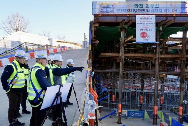 31일 주우정 현대엔지니어링 대표이사(오른쪽 두 번째)가 경기도 오산시 세교동에 위치한 현대테라타워 세마역 현장에서 현장 안전점검을 진행하고 있다. /현대엔지니어링