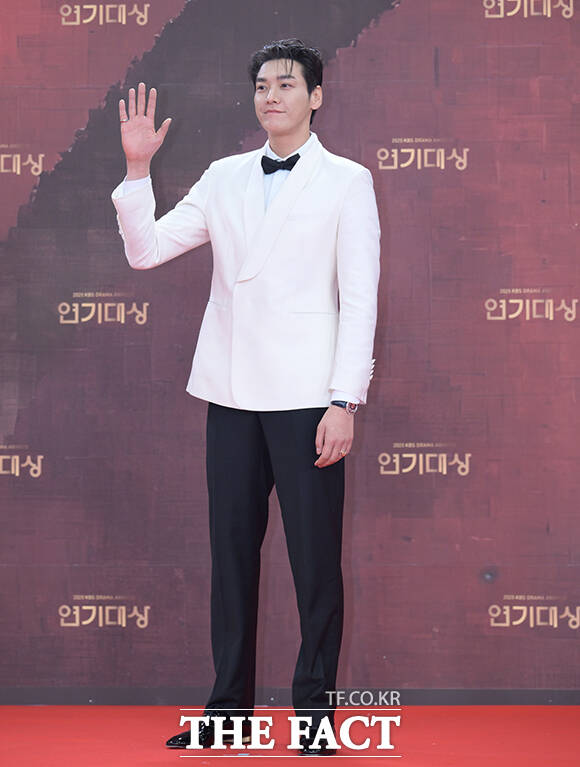 배우 김영광이 31일 오후 서울 영등포구 여의도 KBS 신관에서 열린 'KBS 연기대상' 포토월에 참석해 포즈를 취하고 있다. /박헌우 기자